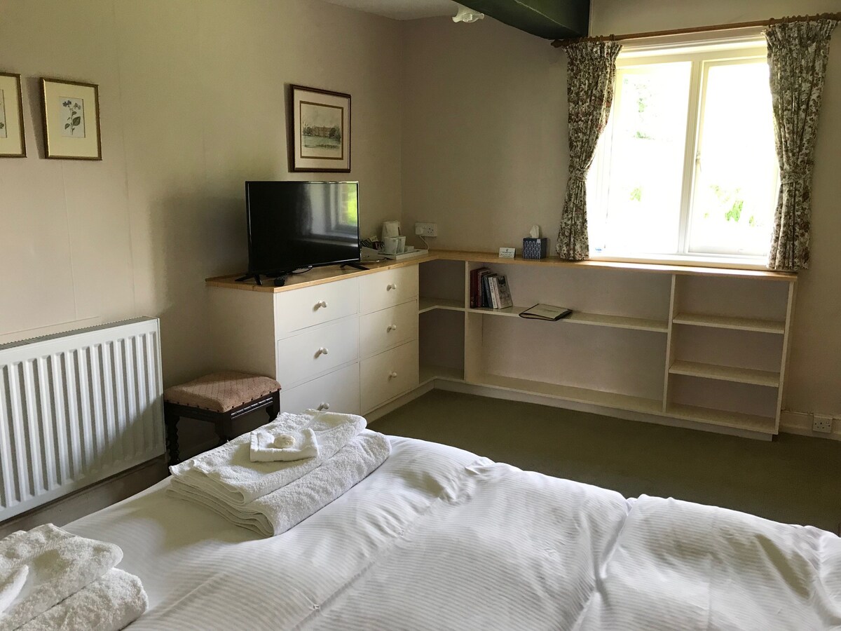 King Size Bed with Ensuite at Manor Farm