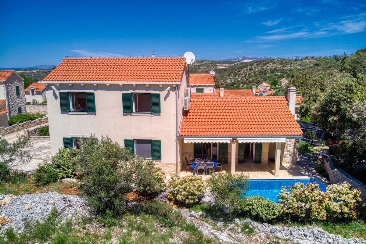 NEW! Villa SAN with heated pool, traditional surro