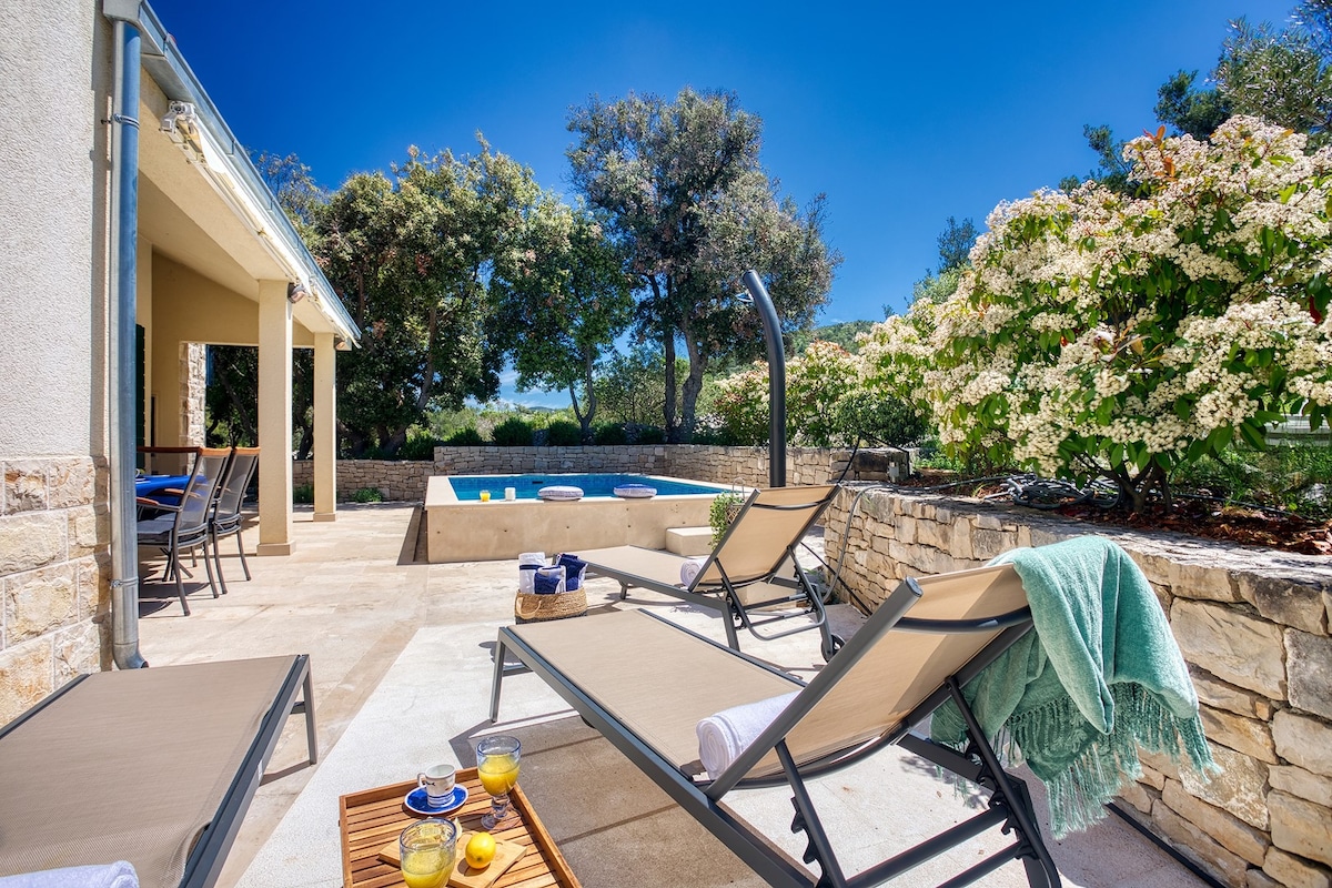 NEW! Villa SAN with heated pool, traditional surro