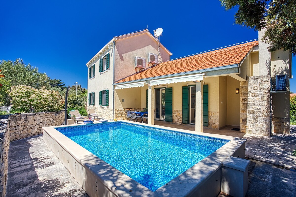 NEW! Villa SAN with heated pool, traditional surro