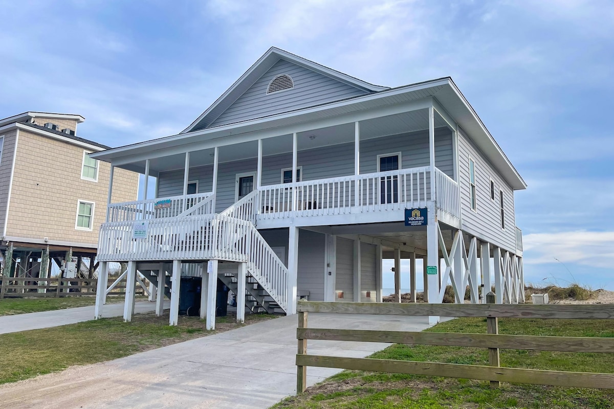 4BR Beachfront Dog Friendly | Deck | W/D