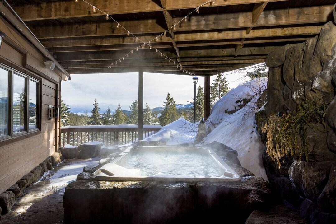 Lakeside home w/hot tub & indoor sauna w/views