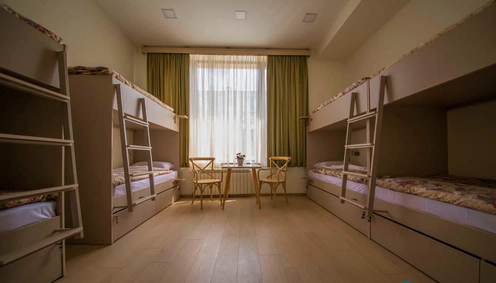 亚美尼亚旅舍-女生宿舍床，带共用卫生间