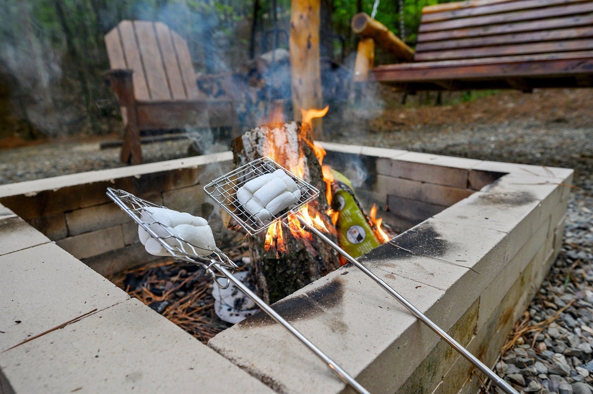 Couples Romantic Cabin * Hot Tub * Fire Pit *Creek