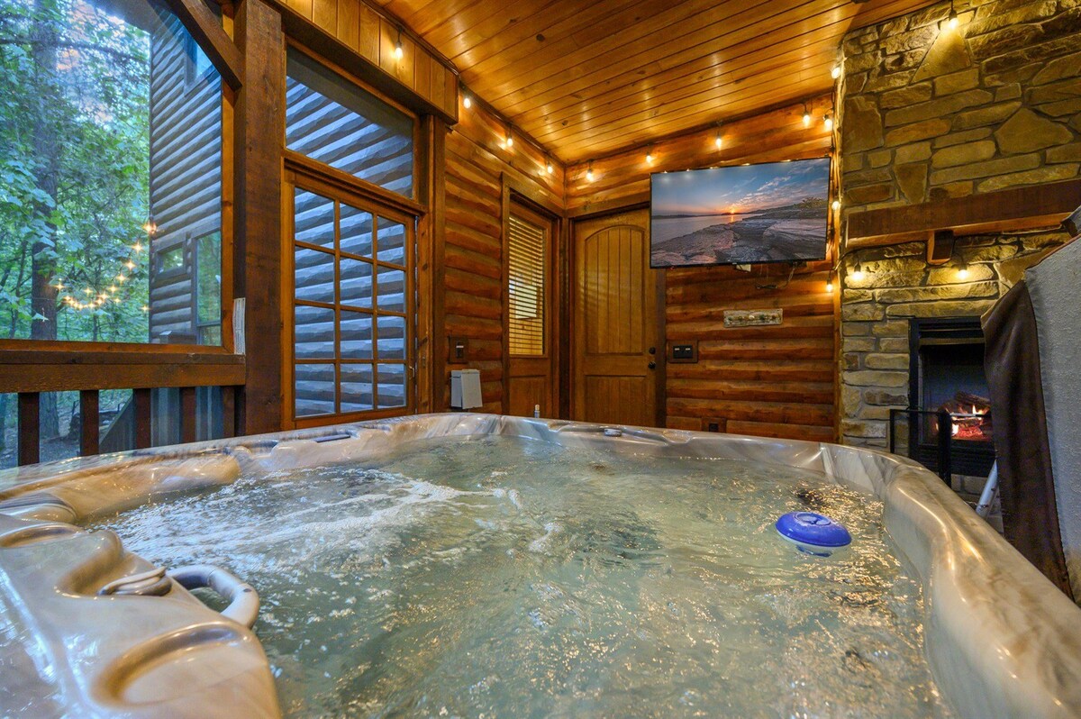 Couples Romantic Cabin * Hot Tub * Fire Pit *Creek