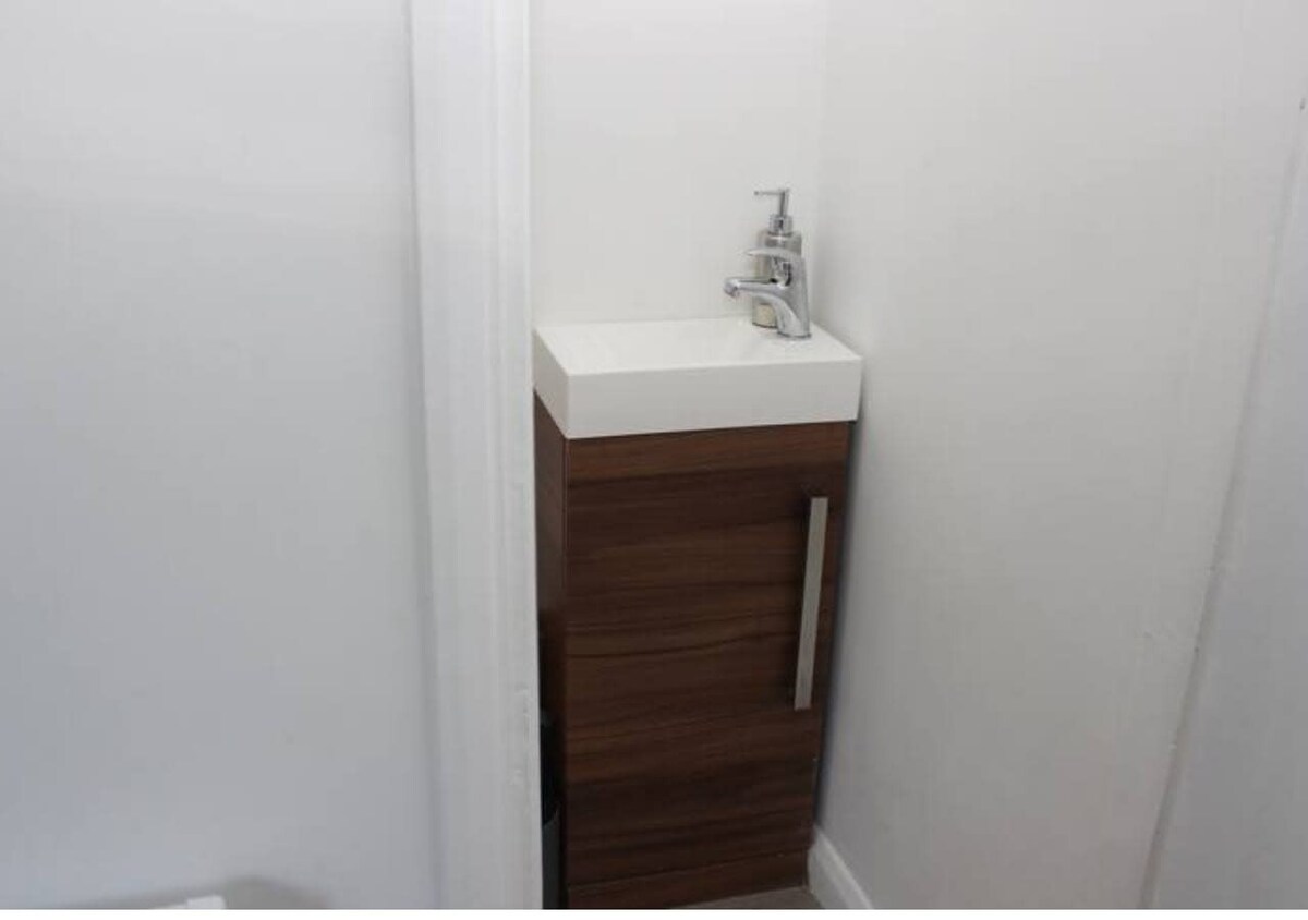 新翻修的3床2.5浴室，位于萨里（ Surrey ）