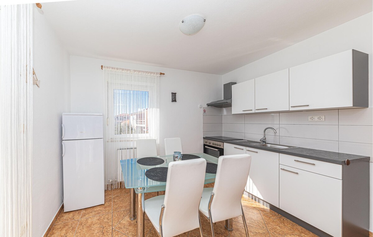 Nice apartment in Kastel Luksic with kitchen