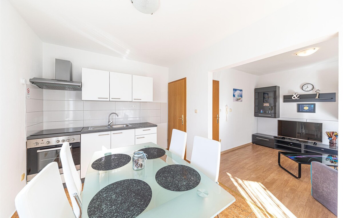 Nice apartment in Kastel Luksic with kitchen