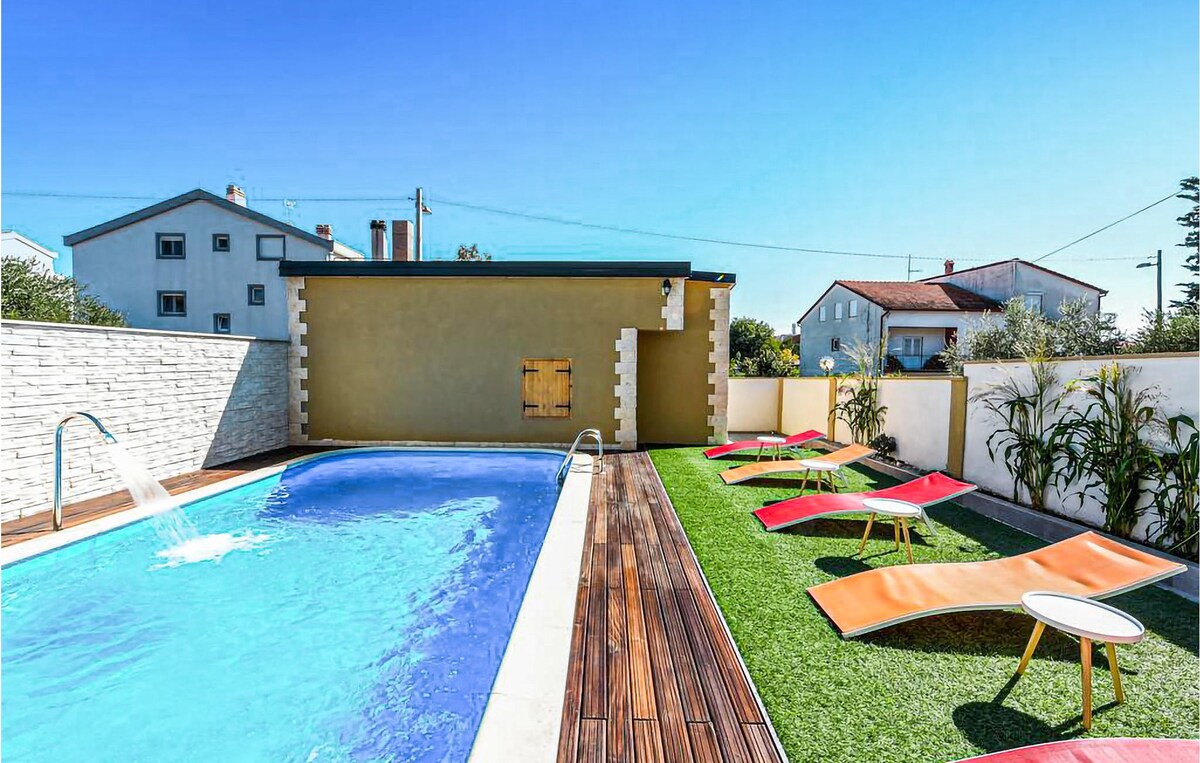 Amazing home in Zadar with outdoor swimming pool