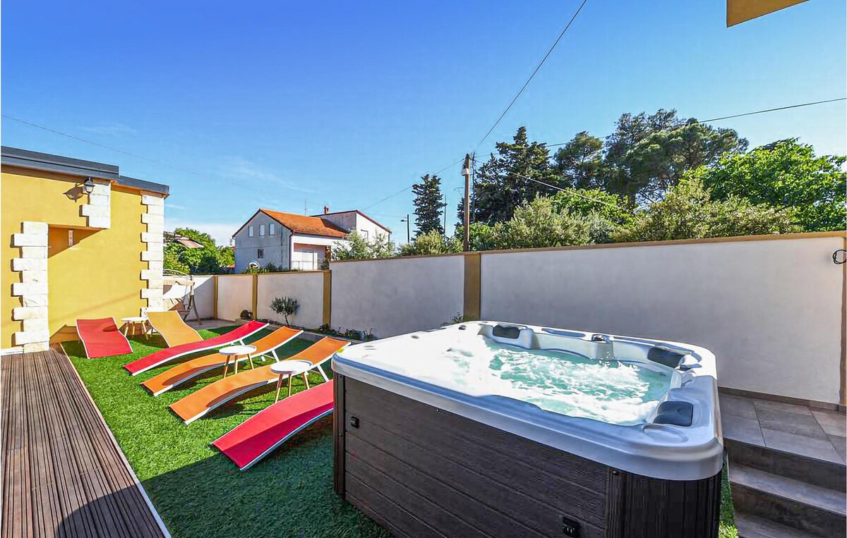 Amazing home in Zadar with outdoor swimming pool
