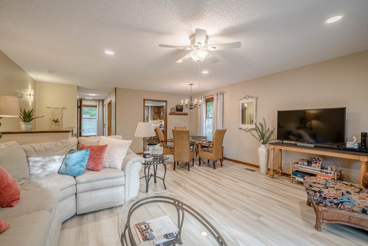 Cozy Lake Desoto Townhome Pet Friendly