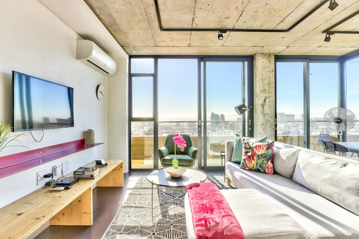 Executive traveller - luxury Penthouse with views!