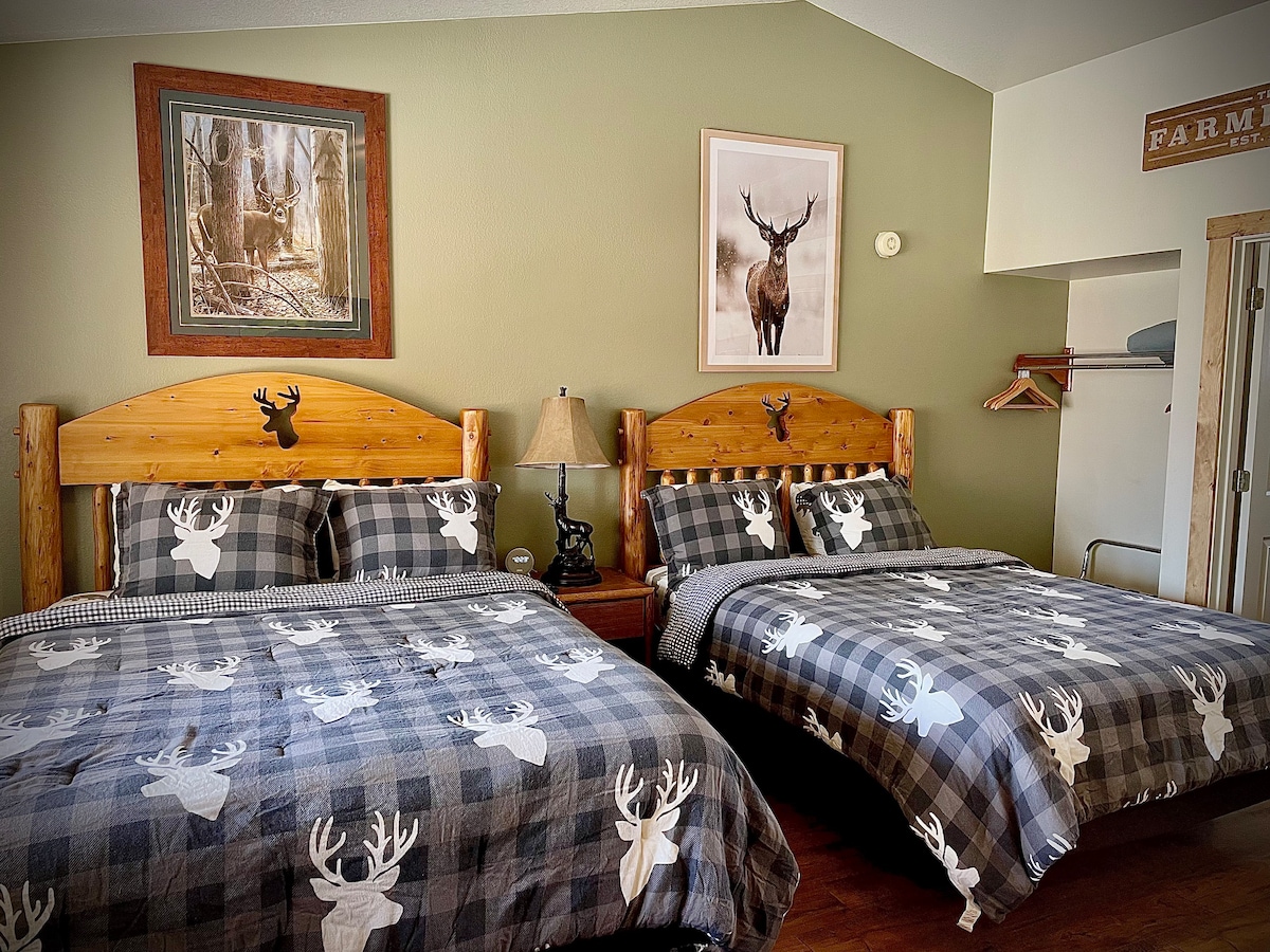 6- Whitetail Room - 2 Queen beds + kitchenette