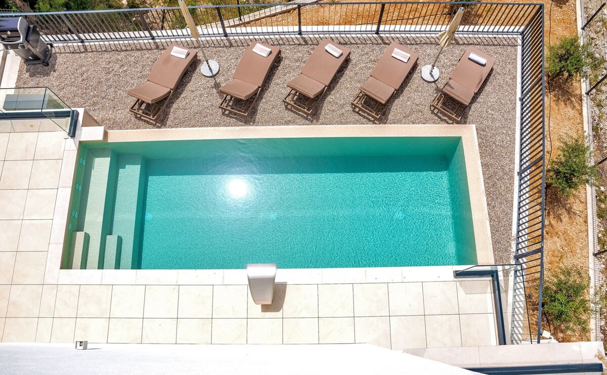 Villa Sea Splendor with Pool