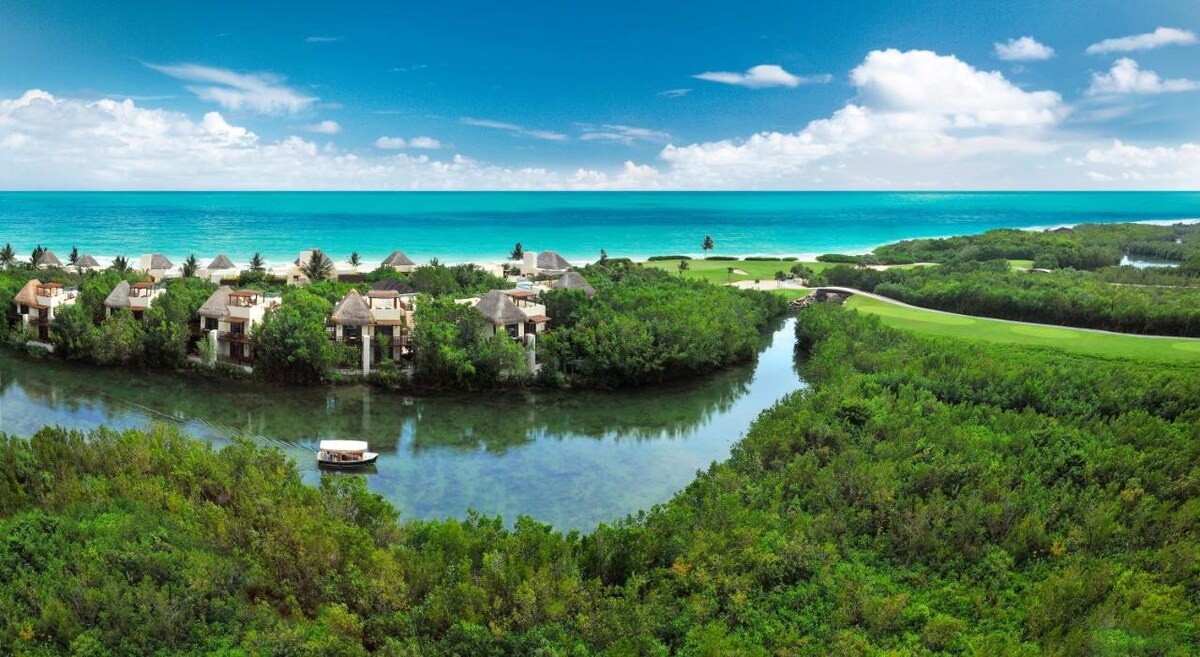 R 1516 Fairmont Mayakoba with Free valet parking, Limo or Town Car service available & Terrace.
