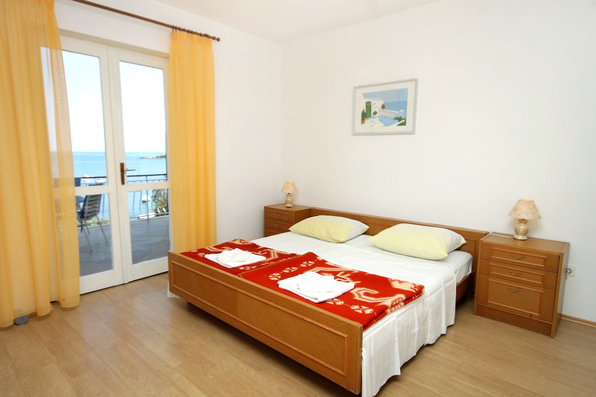 A-3544-a One bedroom apartment near beach Molunat,