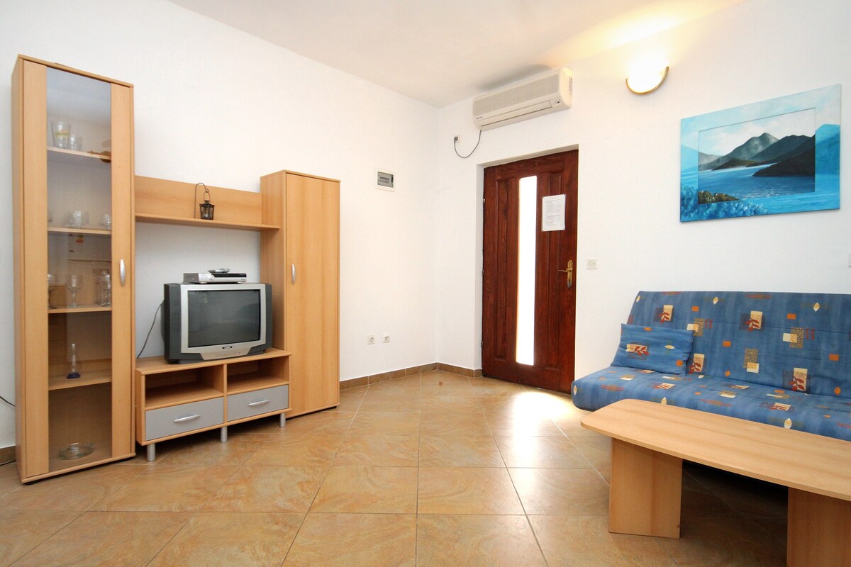 A-3544-a One bedroom apartment near beach Molunat,