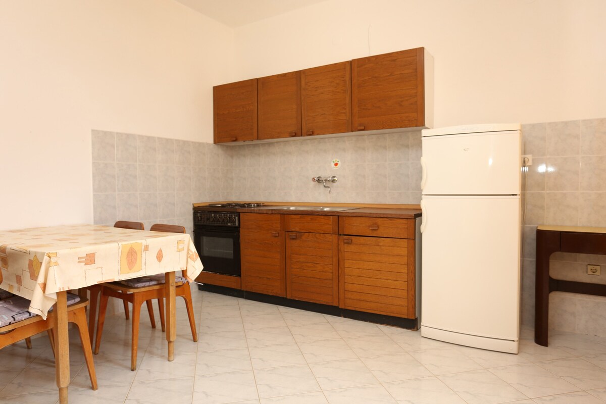 A-284-a Two bedroom apartment near beach Luka