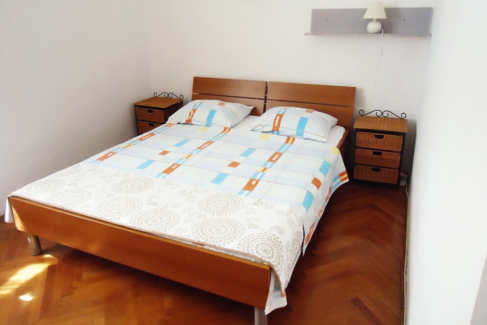 A-251-b Two bedroom apartment near beach Orebić,