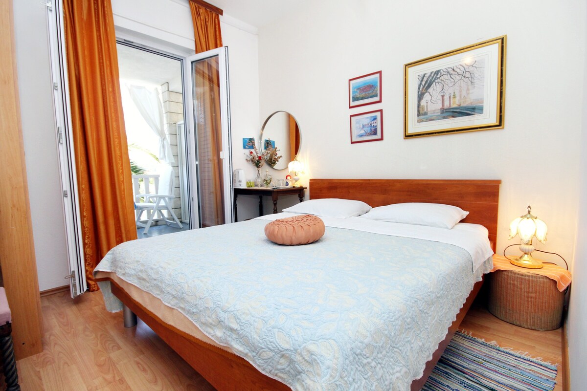 S-2179-a Room with terrace and sea view Slano,