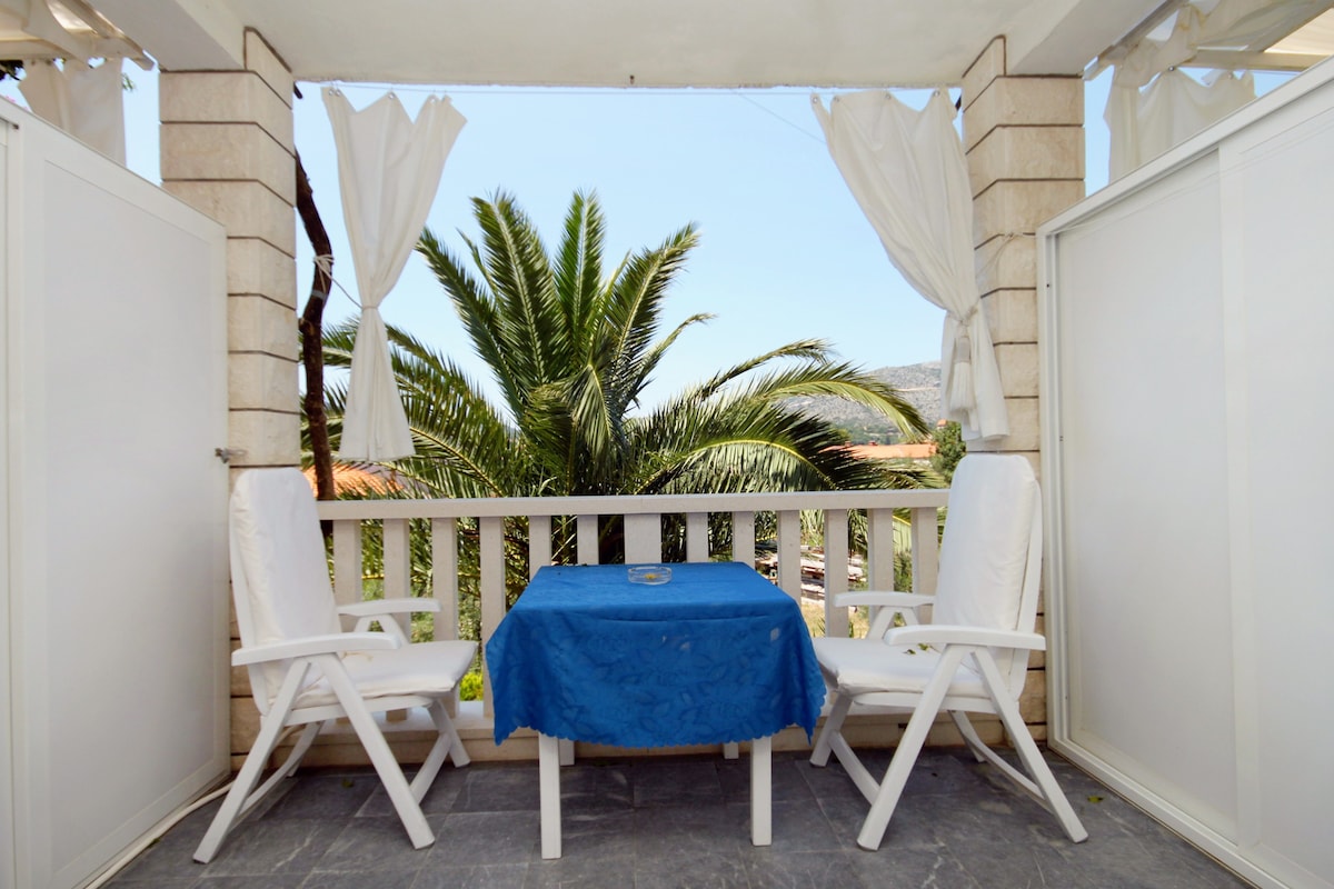 S-2179-a Room with terrace and sea view Slano,
