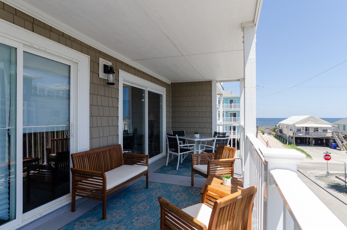 Newly Updated 2 Bedroom Condo w Ocean Views - C110