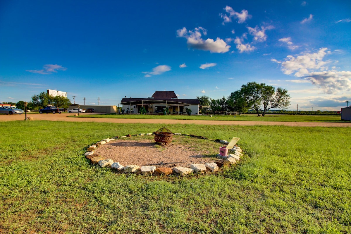 Upscale 4BR Messina Hof Hill Country