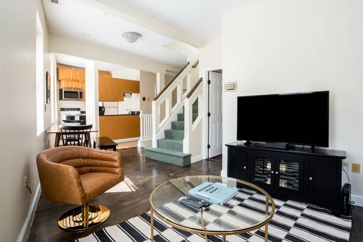 Delightful North End Apt - 2br 2BA w/ Laundry!