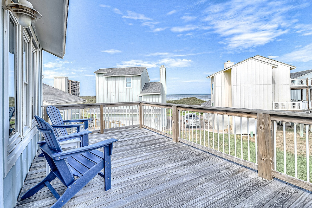 4BR with balcony, two decks, and close to beach