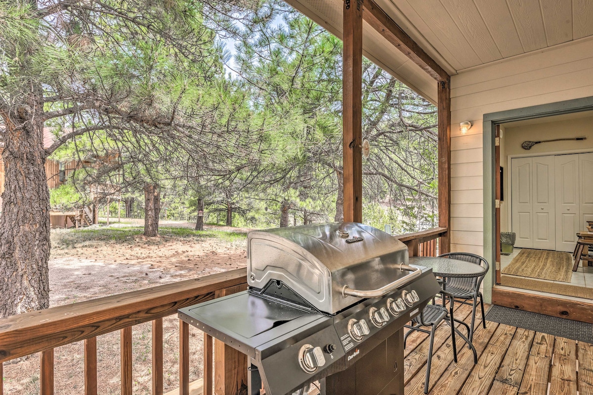 Charming Cloudcroft Cabin w/ Deck & Mtn Views