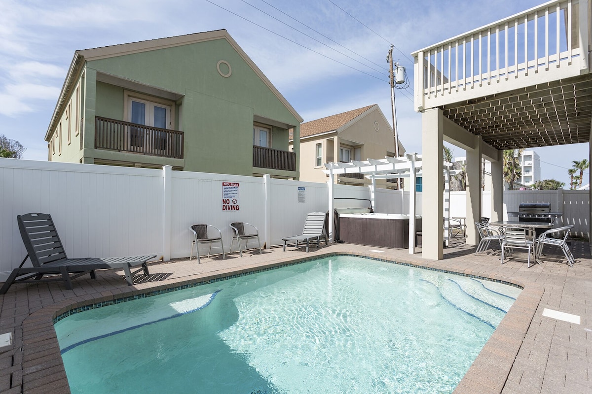 Private home/private heated pool/hot tub/game room and 1/2 a block from the beach! 