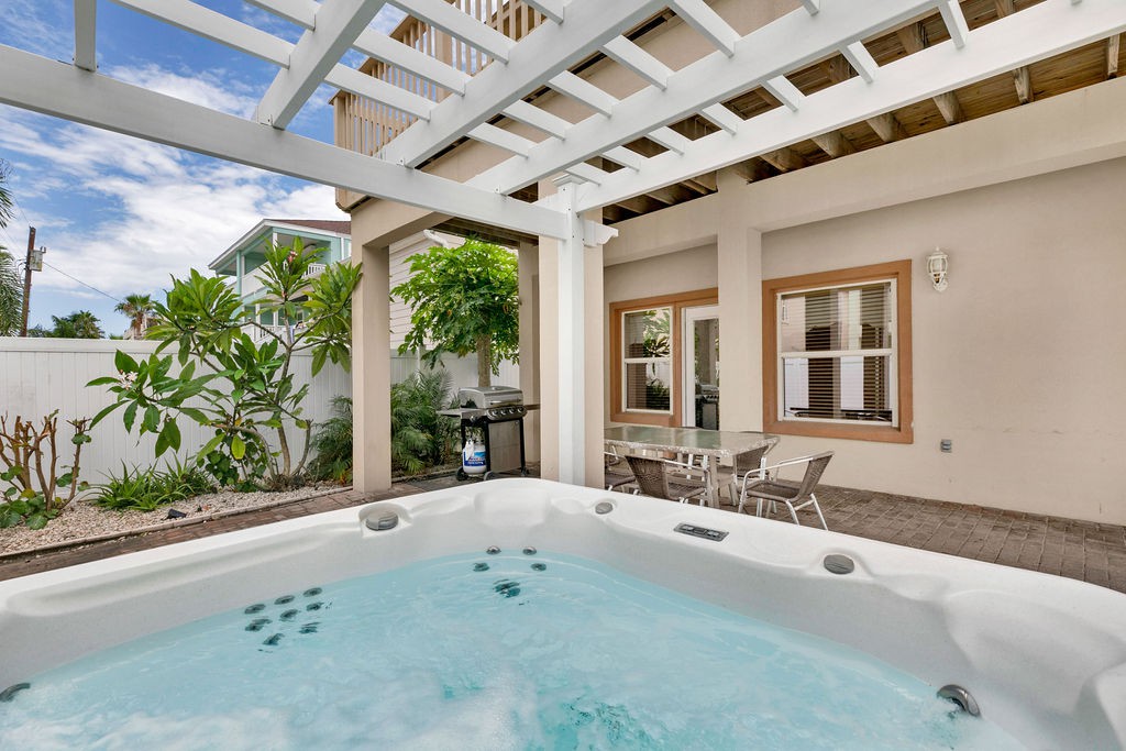 Private home/private heated pool/hot tub/game room and 1/2 a block from the beach! 