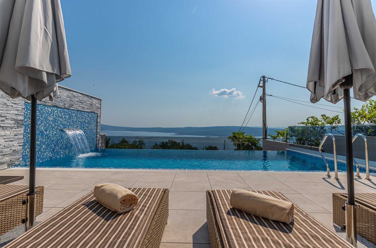 Luxury Villa Cesarea with Pool