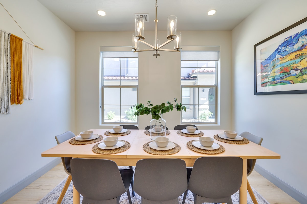 Chic Sun-Soaked Townhome: 42 Mi to Zion Nat’l Park