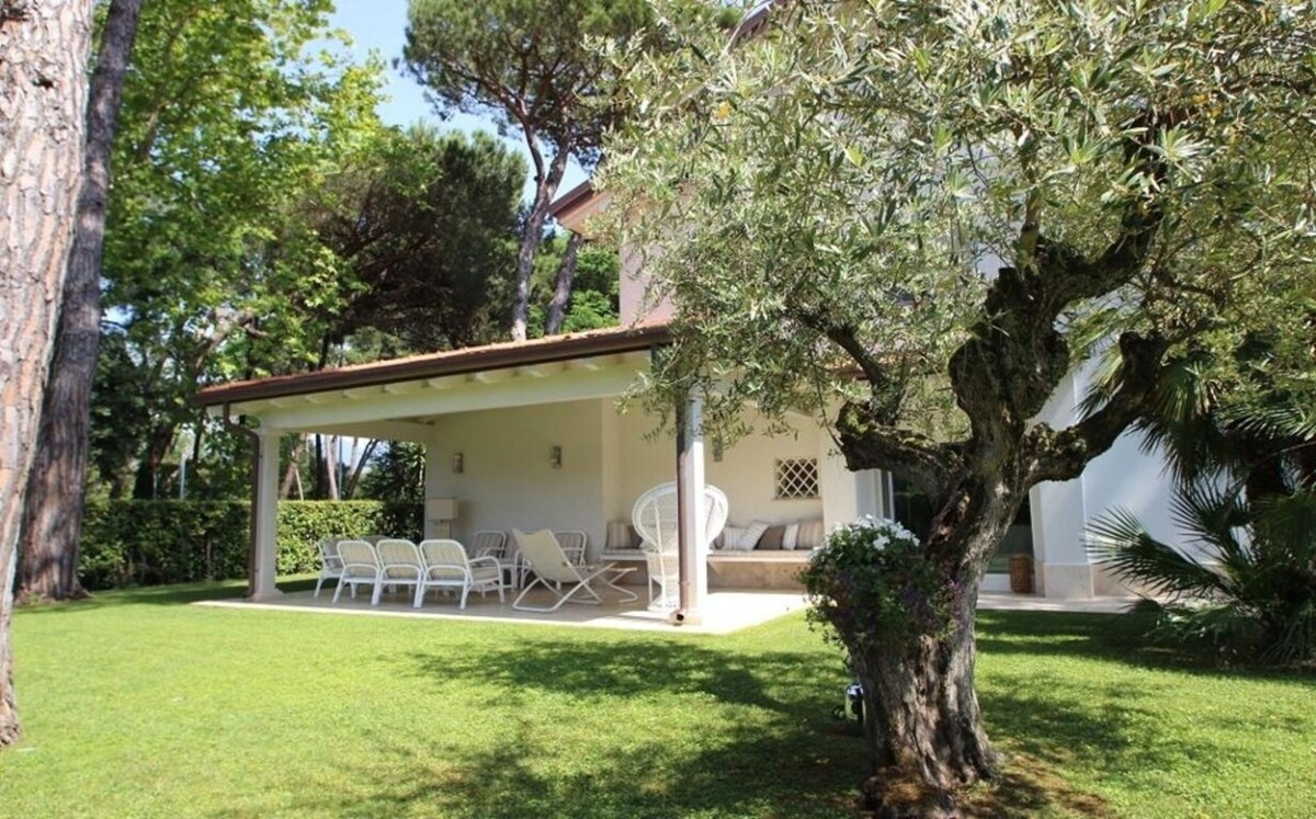 Charming family villa with private garden, located