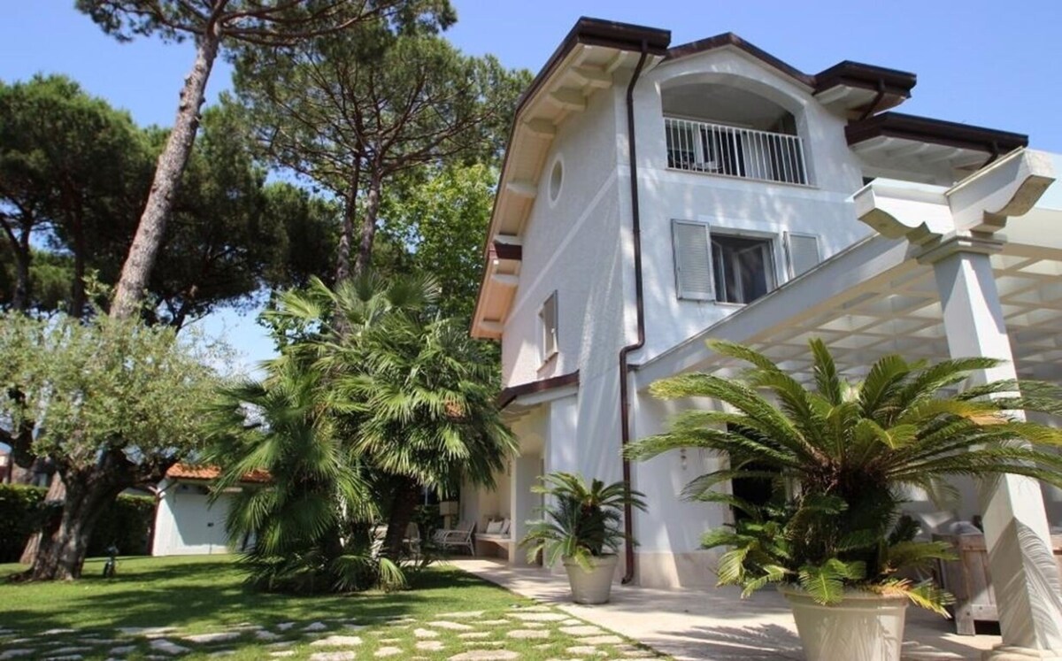 Charming family villa with private garden, located