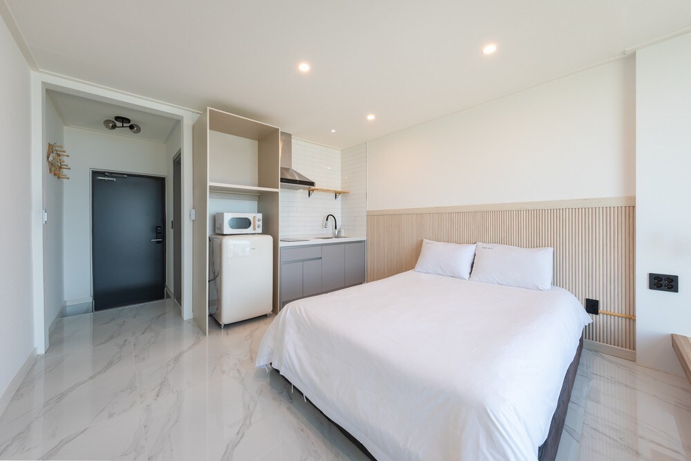 202房间（海景） ，舒适的住宿，室内装潢白色