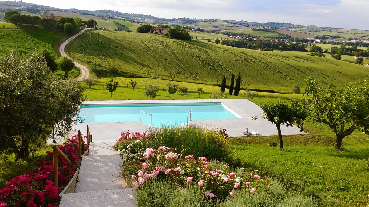 意大利家庭别墅、泳池和乡村景观