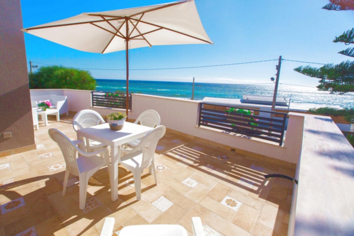 Villa Blue Sea, first floor apartment, beachfront