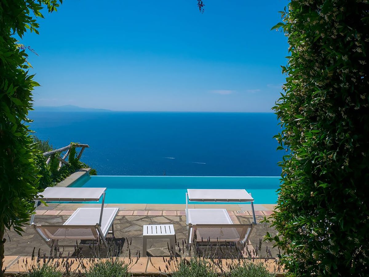 Cosy private villa with pool and sea views