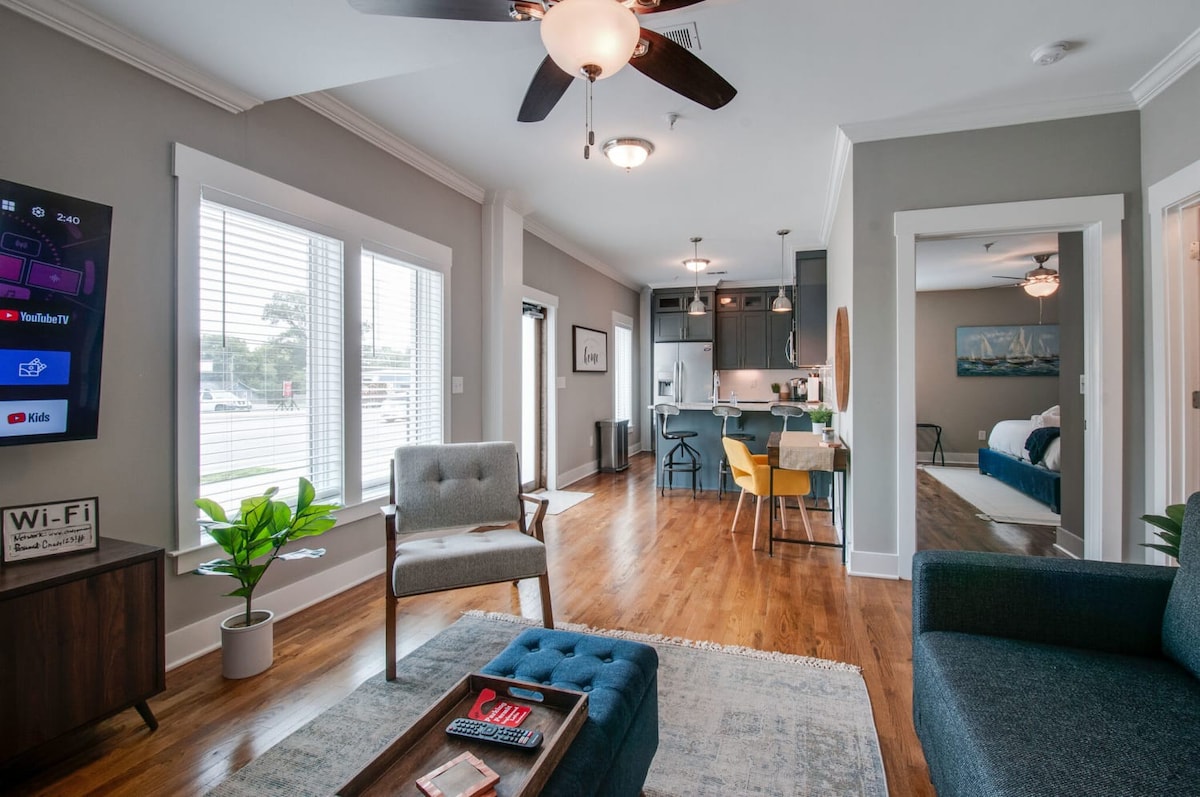 New Nashville Condo with 2 King beds, walk to bars