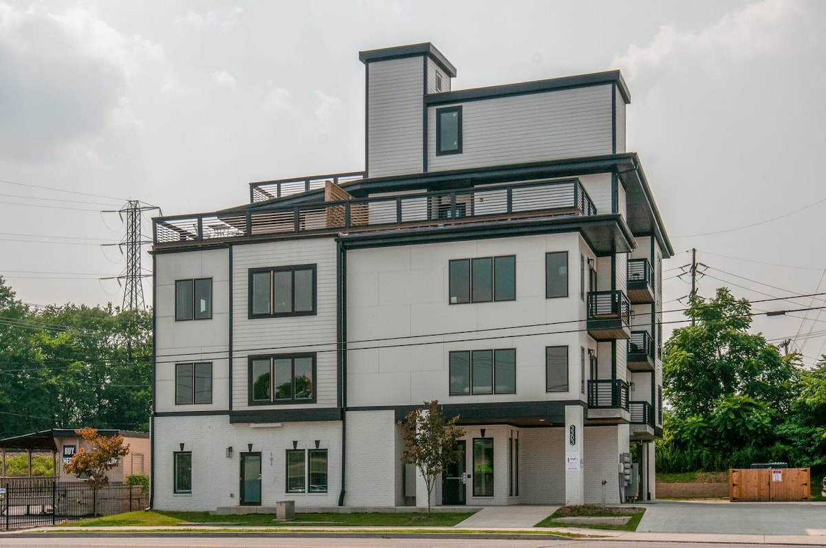 New Nashville Condo with 2 King beds, walk to bars