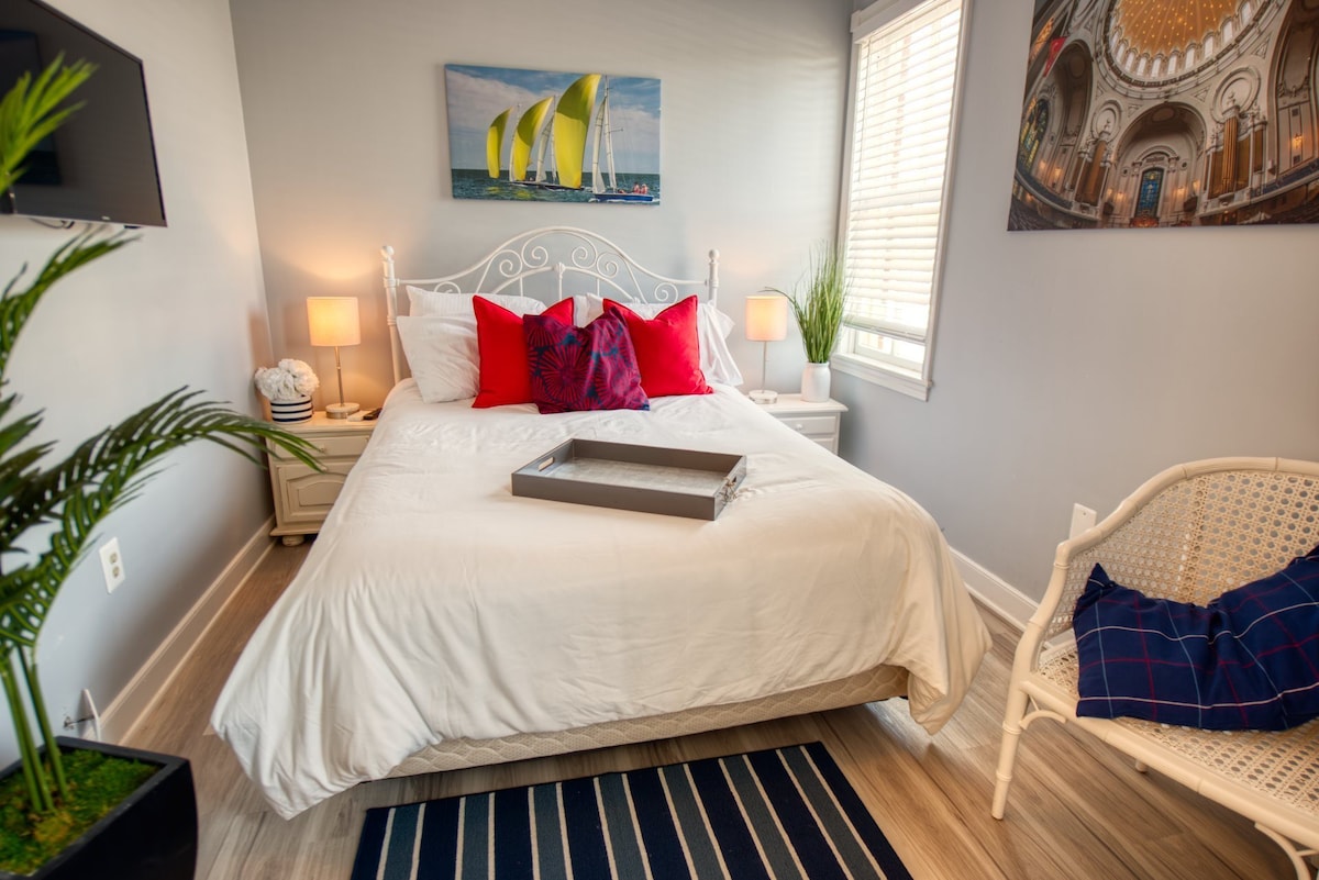 Stay right on Main Street Annapolis! Private room with Queen-sized bed and bath.