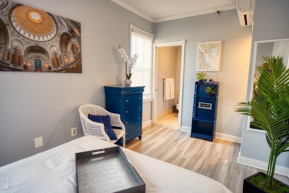 Stay right on Main Street Annapolis! Private room with Queen-sized bed and bath.