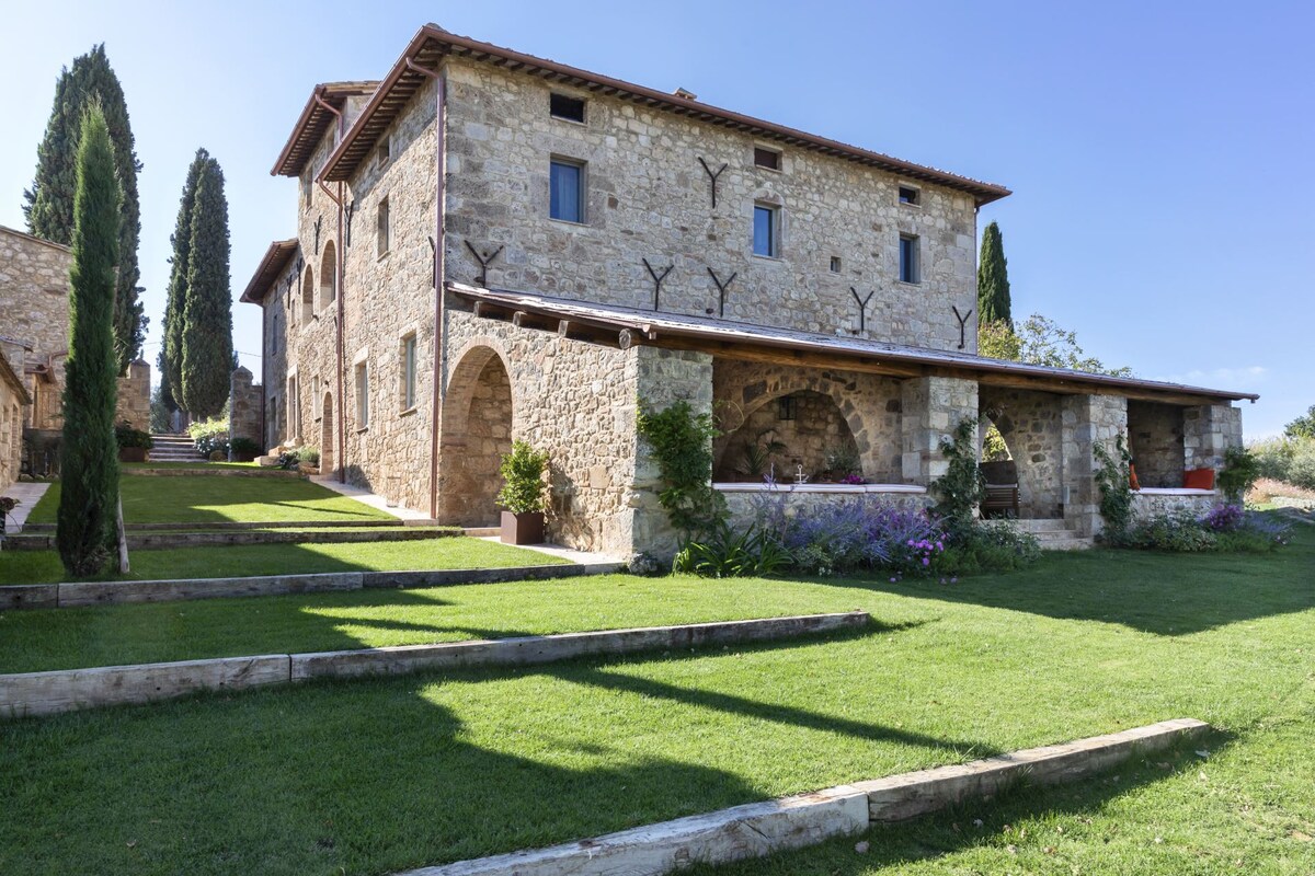 Beautiful Modern Villa In The Tuscan Countryside