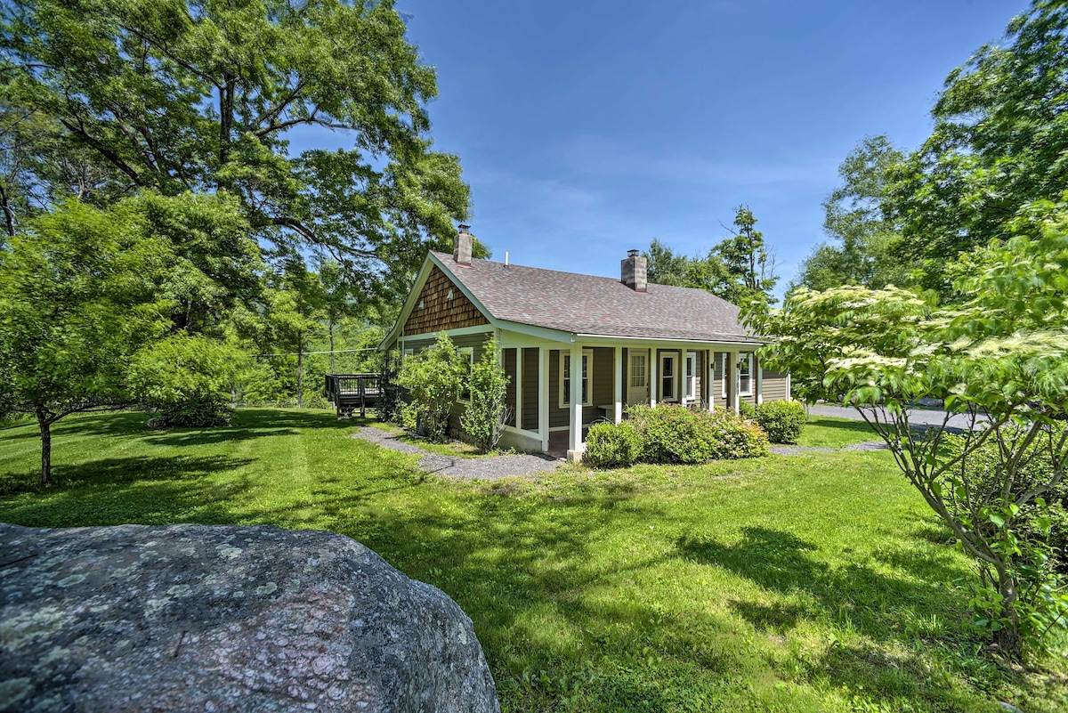 Charming Cottage w/ Deck: Mtn + Lake Views!