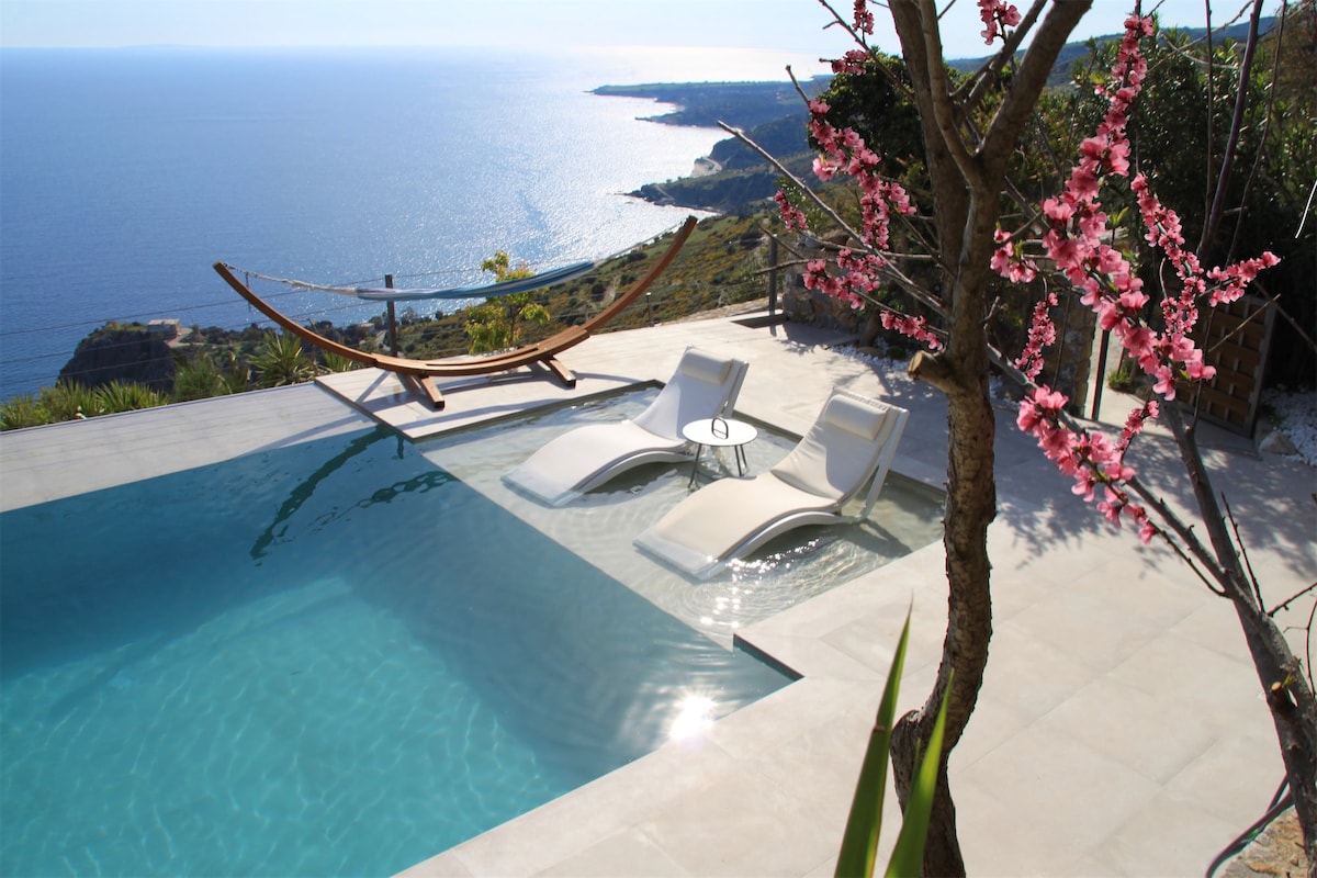豪华私人泳池-别墅，可欣赏迷人的海景