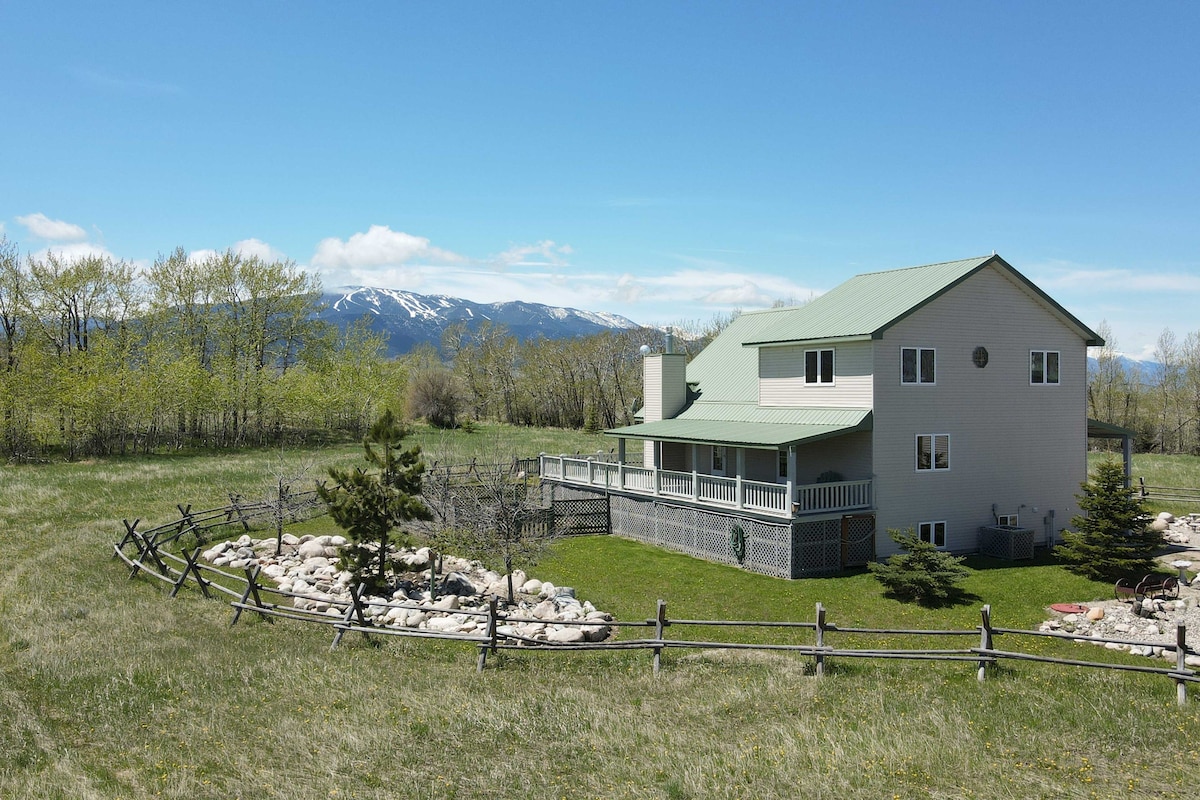 ‘The Front Porch’ 20-Acre Country Home w/ Mtn View