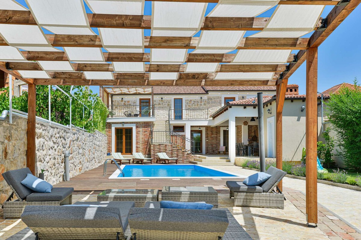 Stone villa with pool for 12 guests