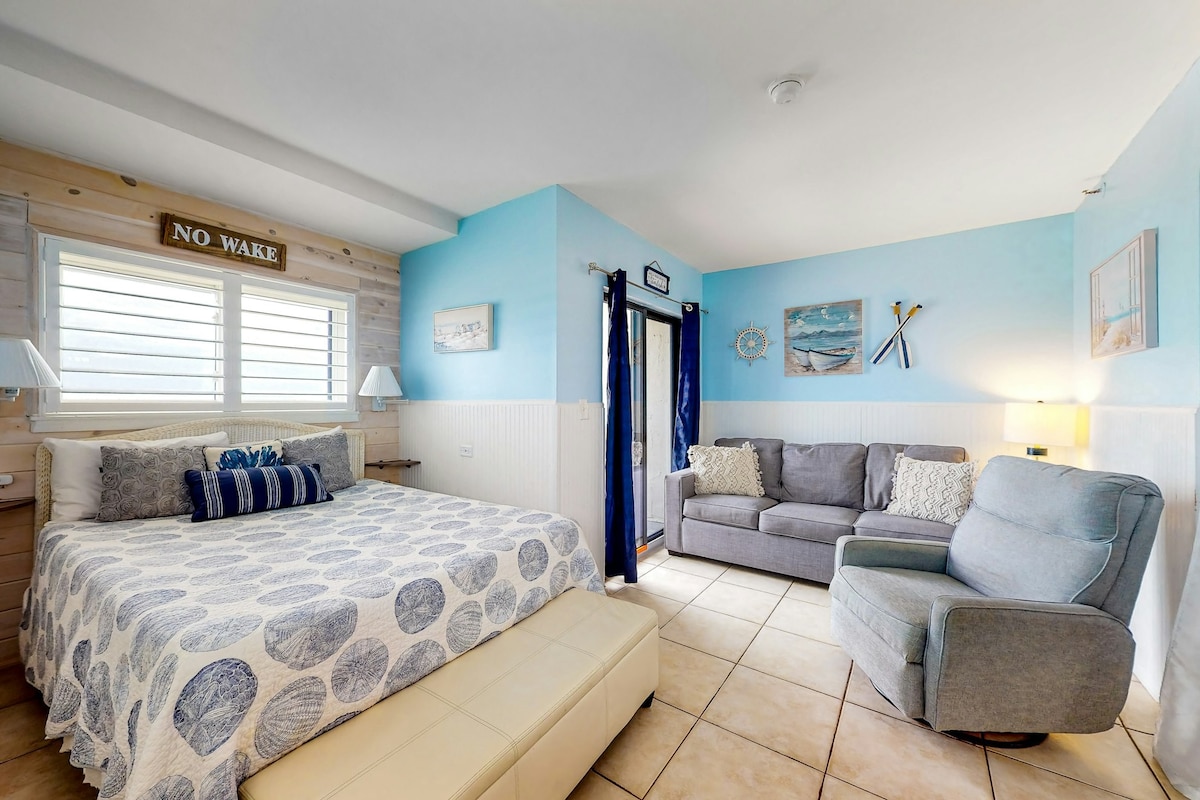 Adorable Studio Oceanfront 4th-Floor | Balcony